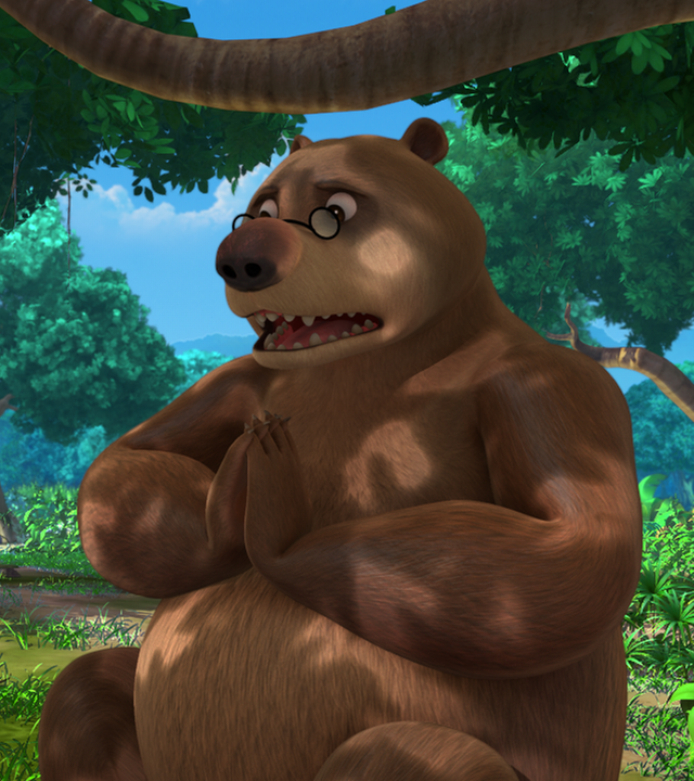 Balu sitzt im Wald und schaut aufgebracht. Vor ihm fliegt Darsi der Vogel.