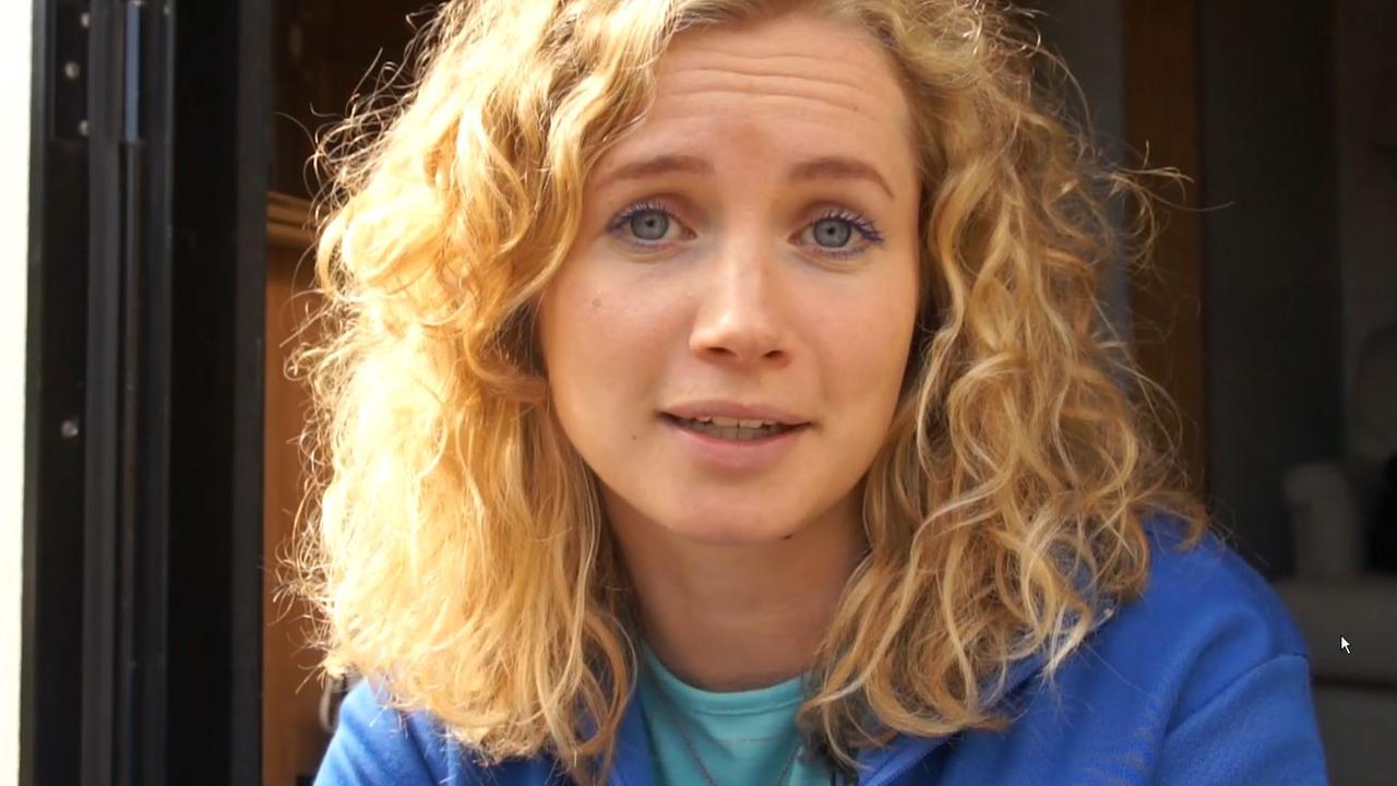 Cornelia Gröschel, alias Catrin, erzählt im Interview, was für sie persönlich das Besondere der "Honigfrauen"-Geschichte ist und berichtet von kleineren Hindernissen, die während der Dreharbeiten am Balaton vorkamen.