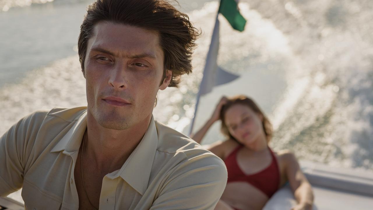 "Honigfrauen - 1. Urlaub im Paradies": Catrin (Cornelia Gröschel) und Maja (Sonja Gerhardt) stehen eng beieinander am Plattensee und schauen auf den See hinaus.