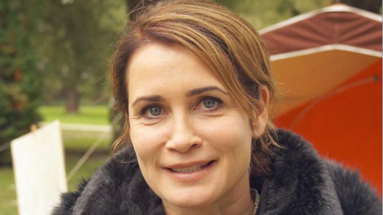 Anja Kling, alias Kirsten, verrät im Interview, warum der Dreh von"Honigfrauen" für sie wie eine Zeitreise zurück in ihre eigene Vergangenheit war. Wie die Zusammenarbeit mit Cornelia und Sonja war und welche Besonderheit immer am Set auf sie wartete, erzählt sie außerdem.