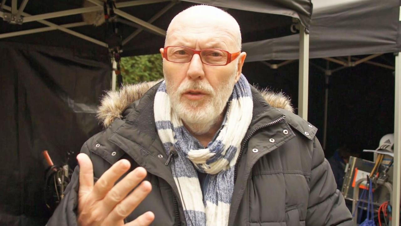 Ben Verbong, der Regisseur von "Honigfrauen", erzählt im Interview welches spannende Thema in den Filmen aufgegriffen wird und wie er als Regisseur vorgehen musste, um die historische Ereignisse gut darzustellen. Zudem verrät er, warum gerade die Honigfrauen-Filme für das Herzkino geeignet sind.