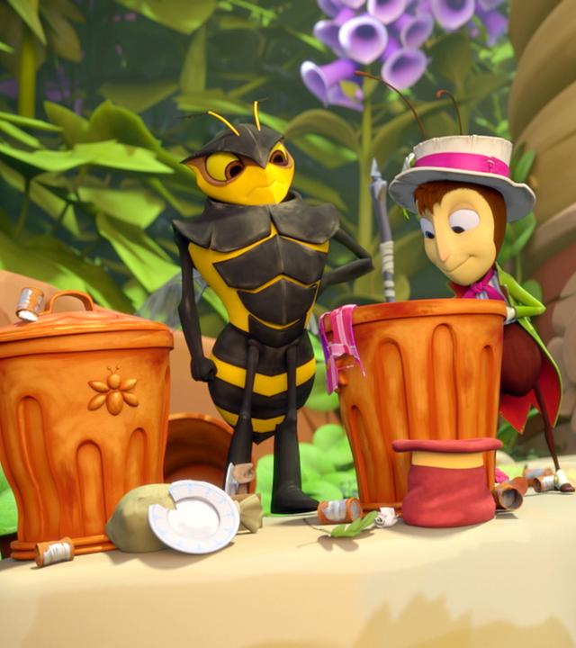 Horatio (links) sucht mit Gregor Grille (rechts) seinen Stoffbeutel in einer Mülltonne.