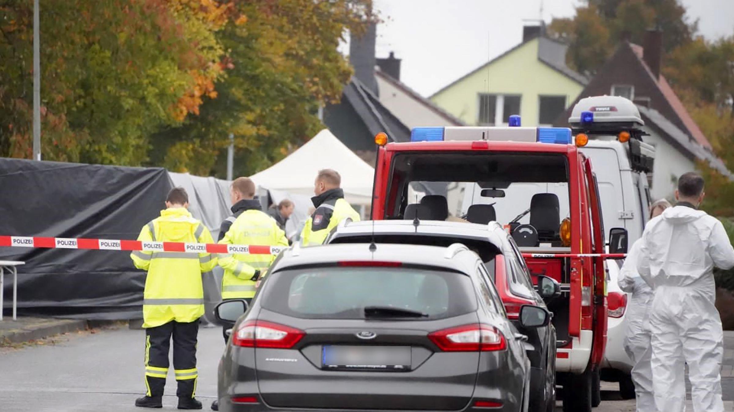 Ermittler stehen in einem von der Polizei abgesperrten Bereich, nachdem eine Leiche gefunden wurde. (26.10.2023)