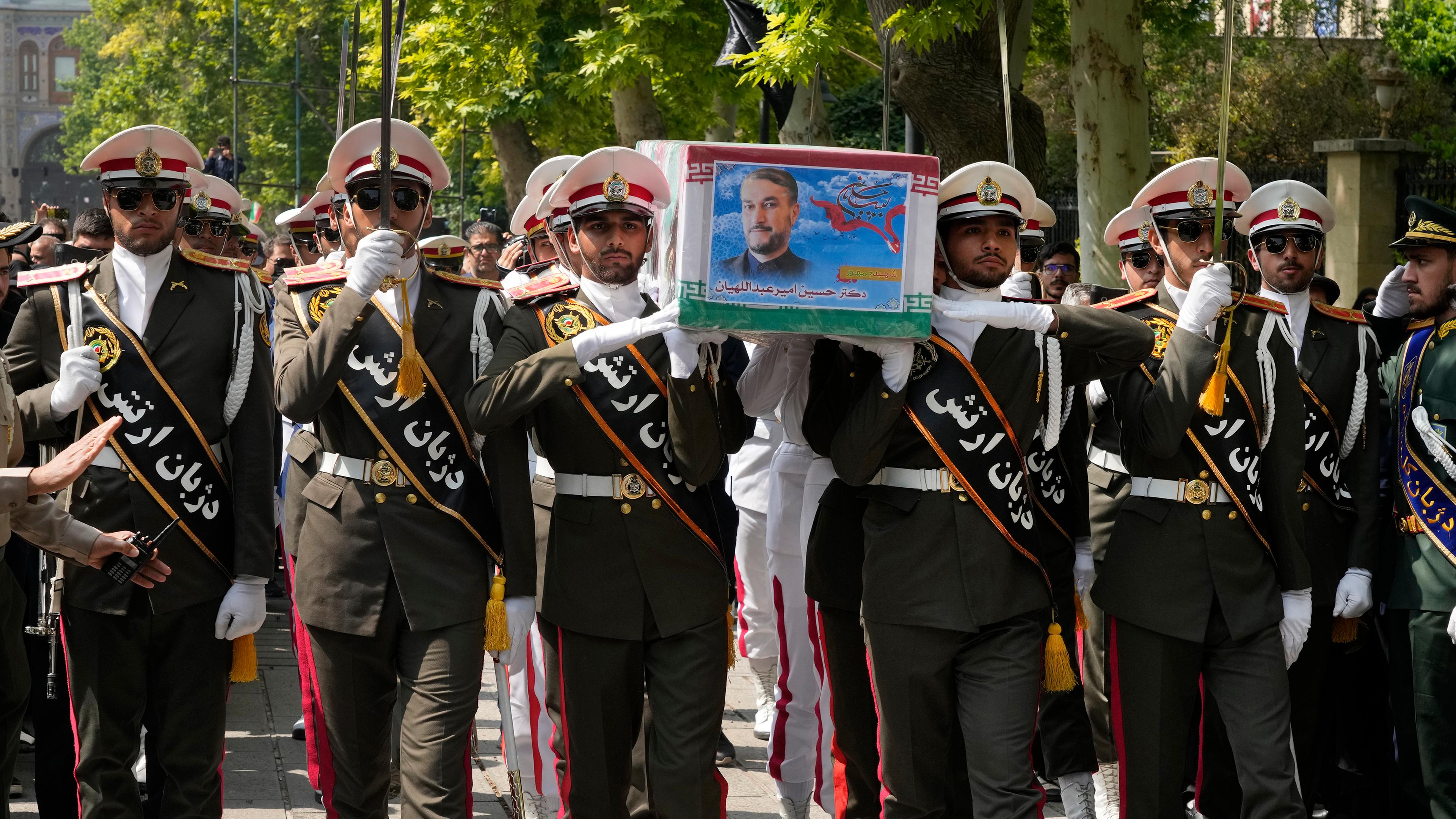Armeeangehörige tragen den mit einer Flagge bedeckten Sarg des iranischen Außenministers Hossein Amirabdollahian, der am Sonntag zusammen mit Präsident Ebrahim Raisi bei einem Hubschrauberabsturz in einer Bergregion im Nordwesten des Landes ums Leben kam, während einer Trauerfeier im Außenministerium in Teheran, 23.05.2024.