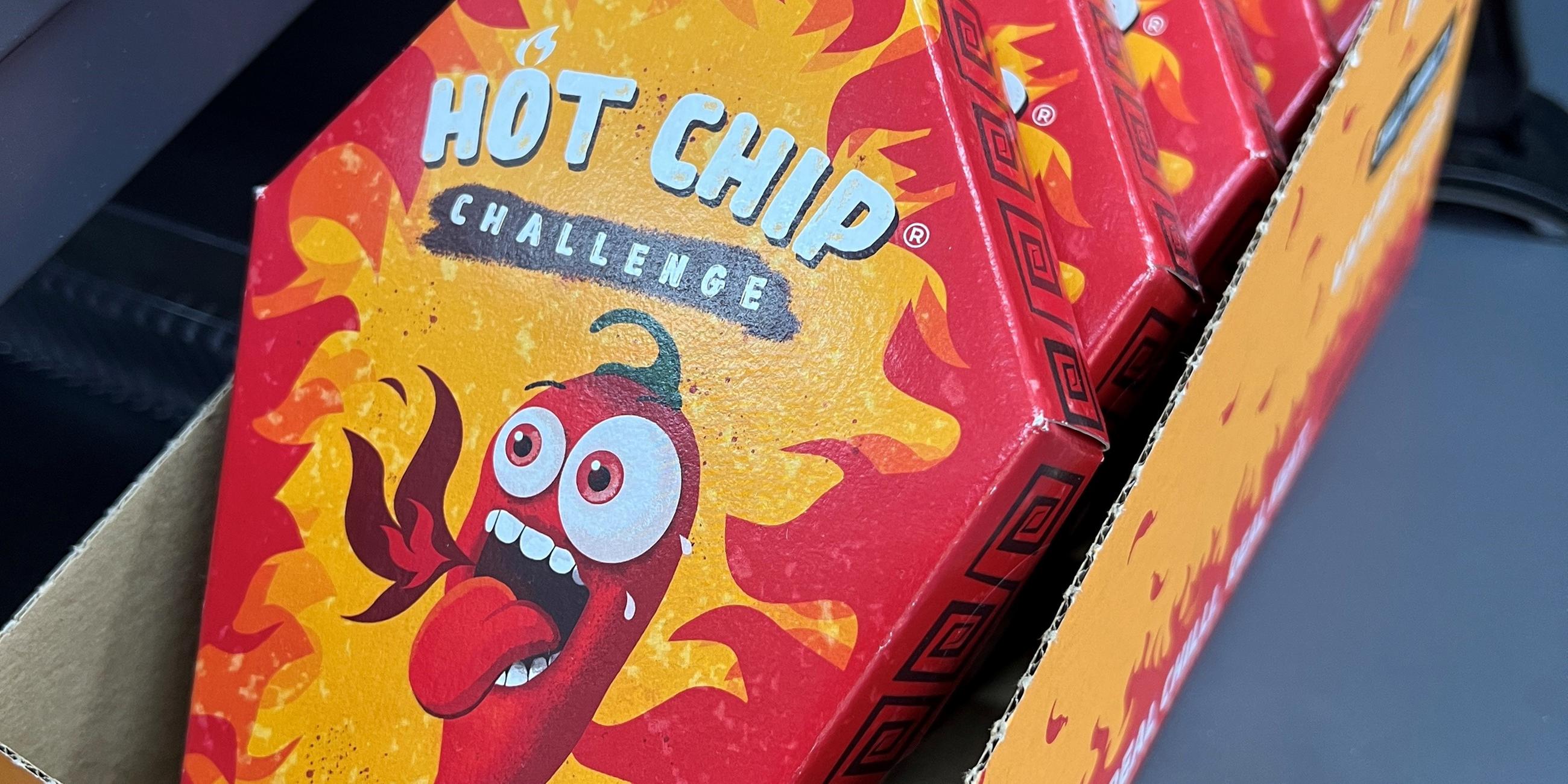 Mehrerer Packungen der "Hot Chip Challenge" liegen bei einem Kiosk neben der Kasse. 