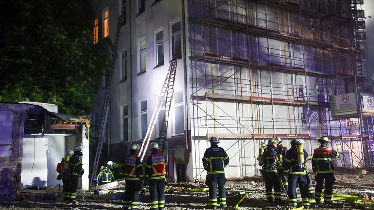 Einsatzkräfte der Hamburger Feuerwehr sind bei einem Brand in einem Hotel in der Nähe des Hauptbahnhofs im Einsatz. 
