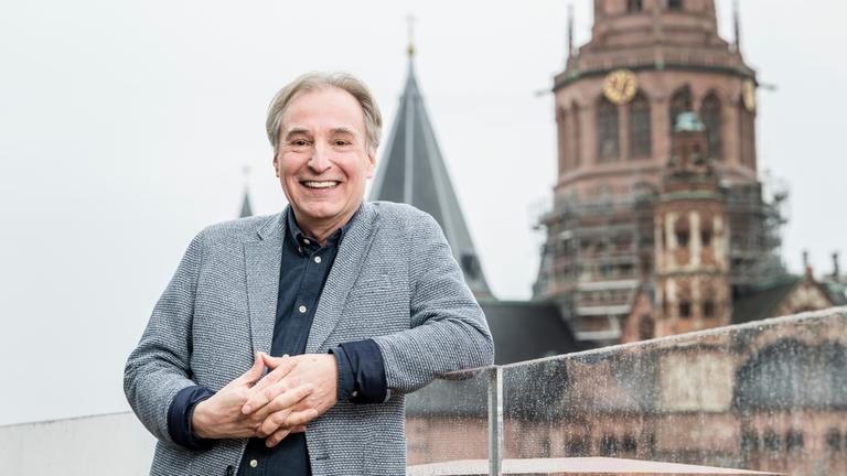 Alois Hotschnig steht vor dem Mainzer Dom.
