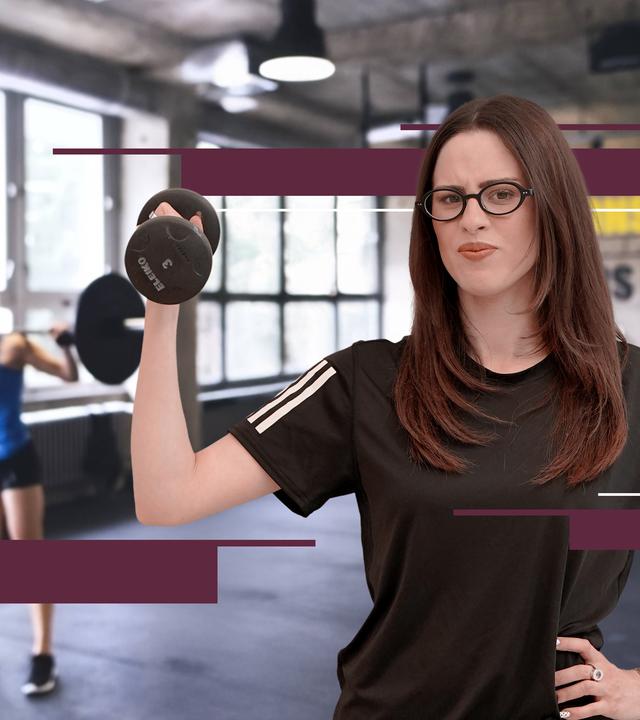 Salwa Houmsi mit angestengtem kritischen Gesicht hebt Hanteln hoch im Fitnessstudio.