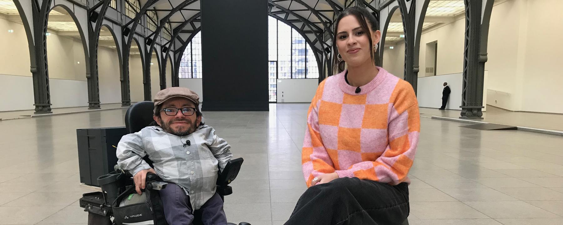 Raúl Aguayo-Krauthausen und Moderatorin Salwa Houmsi