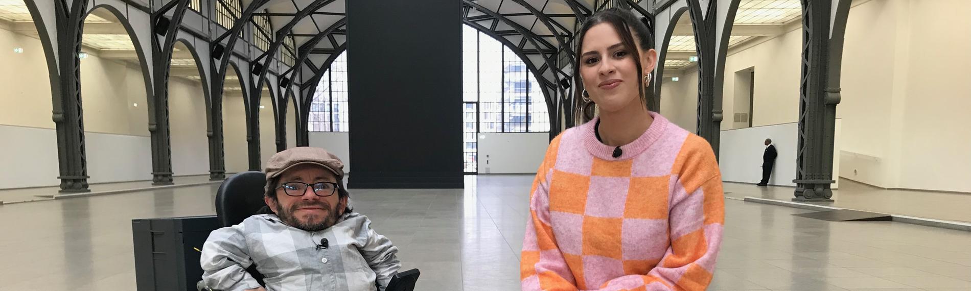 Raúl Aguayo-Krauthausen und Moderatorin Salwa Houmsi