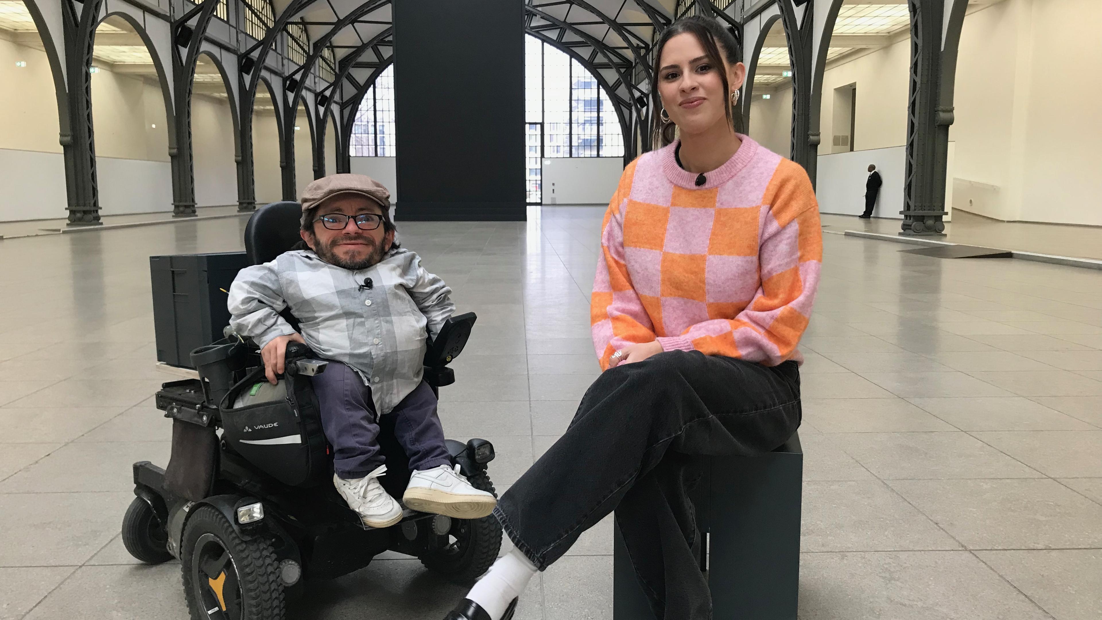 Raúl Aguayo-Krauthausen und Moderatorin Salwa Houmsi