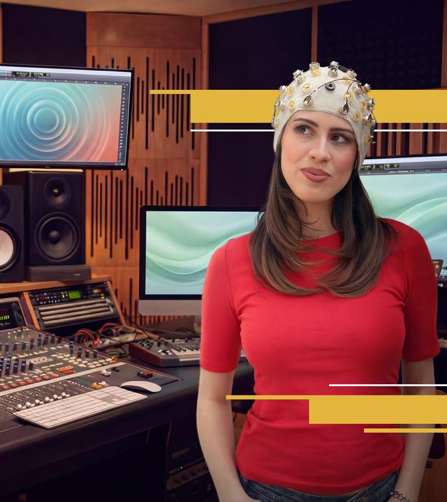 aspekte-Host Salwa Houmsi steht in einem Tonstudio mit einem Iodenhelm, der Gehirnströme misst, auf dem Kopf.