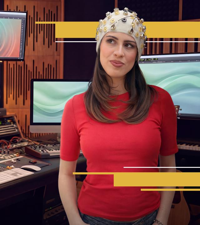 aspekte-Host Salwa Houmsi steht in einem Tonstudio mit einem Iodenhelm, der Gehirnströme misst, auf dem Kopf.