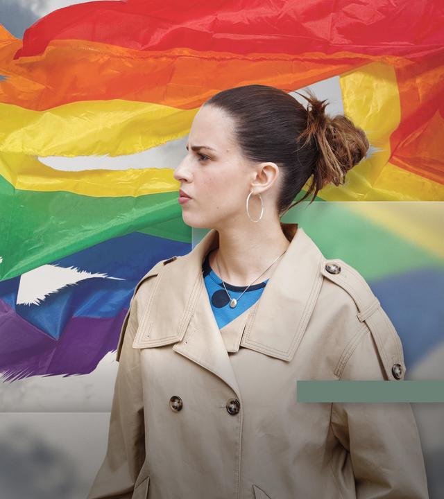 Salwa Houmsi vor wehender zerissener Regenbogenfahne