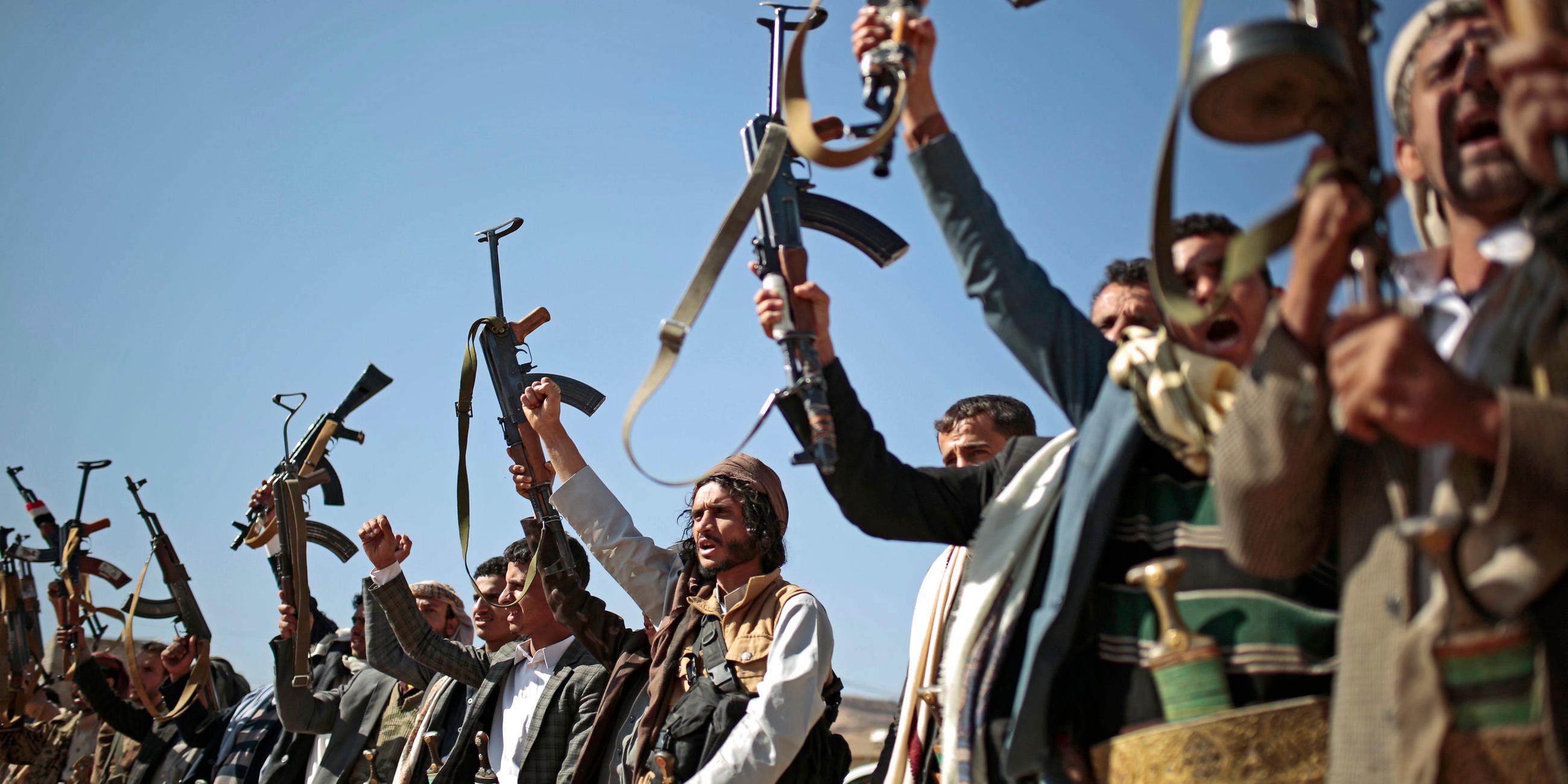 Archiv: Stammesangehörige der Houthi-Rebellen ihre Waffen hoch, während sie an einer Versammlung teilnehmen am 13.12.2018.