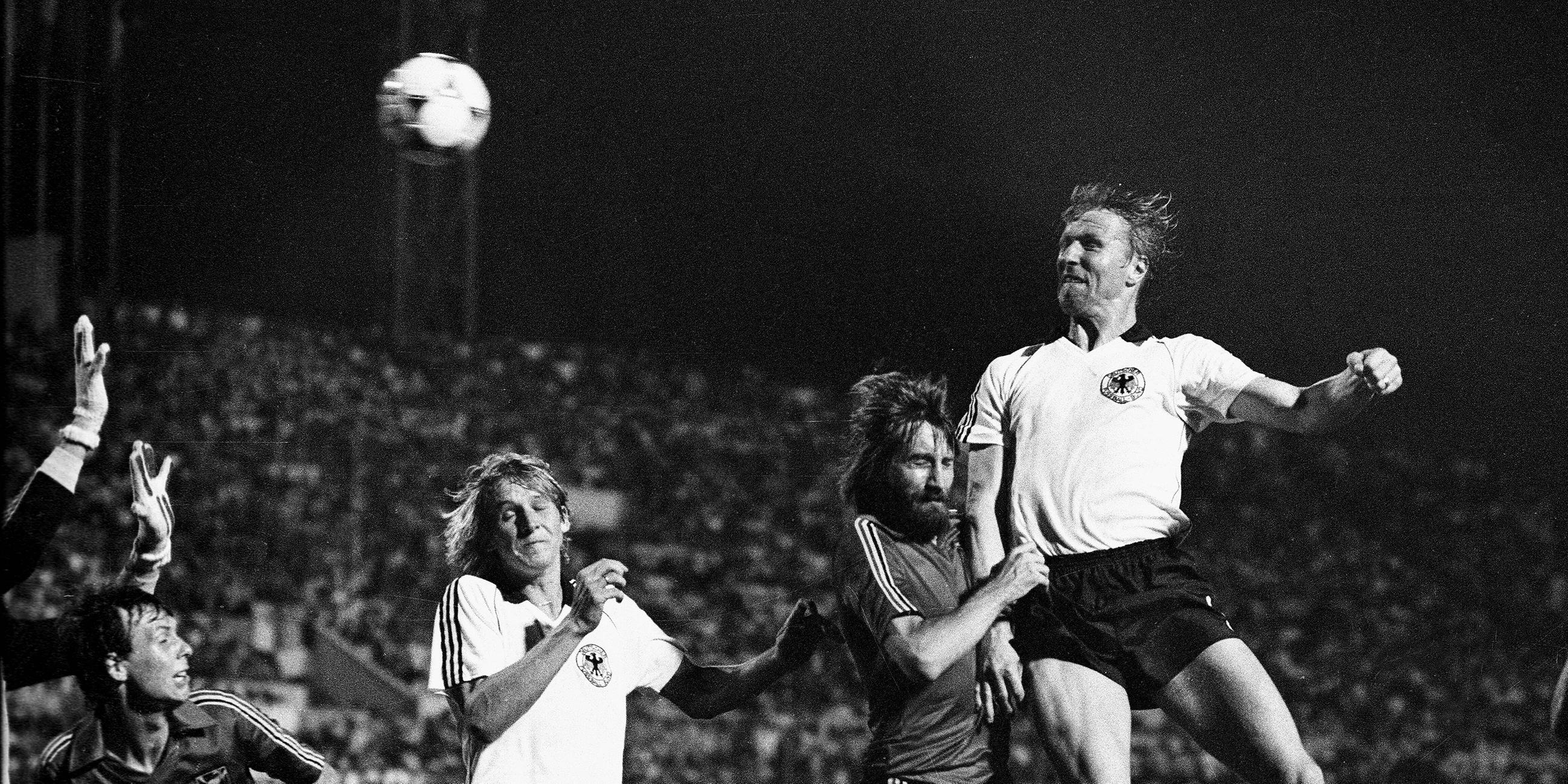 EM Finale 1980. Hort Hrubesch köpft zum 2:1 Siegtor gegen Belgien