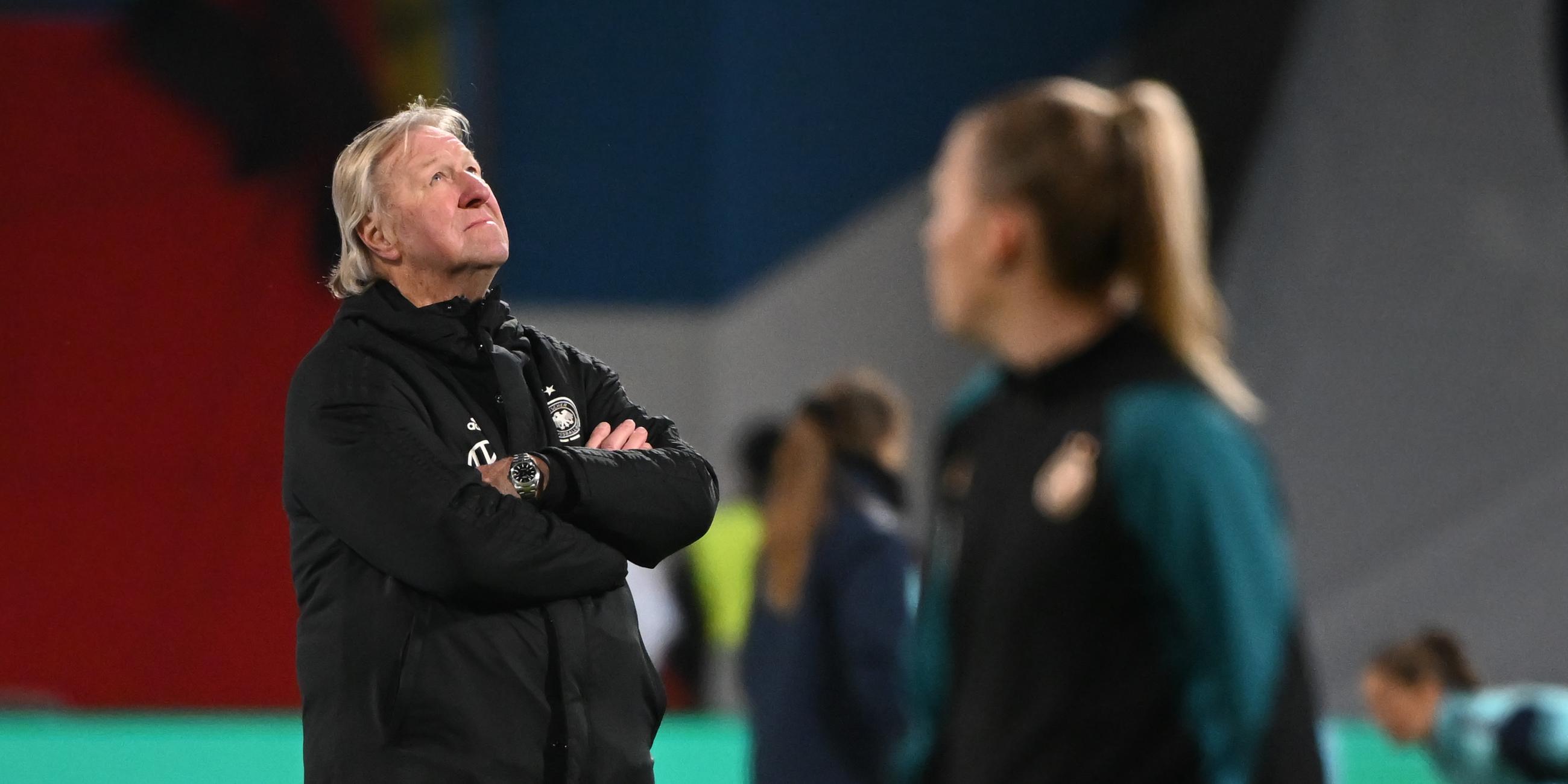 Nations League, Deutschland - Dänemark: Horst Hrubesch, Interims-Trainer der deutschen Frauennationalmannschaft, schaut vor dem Spiel in den Himmel.