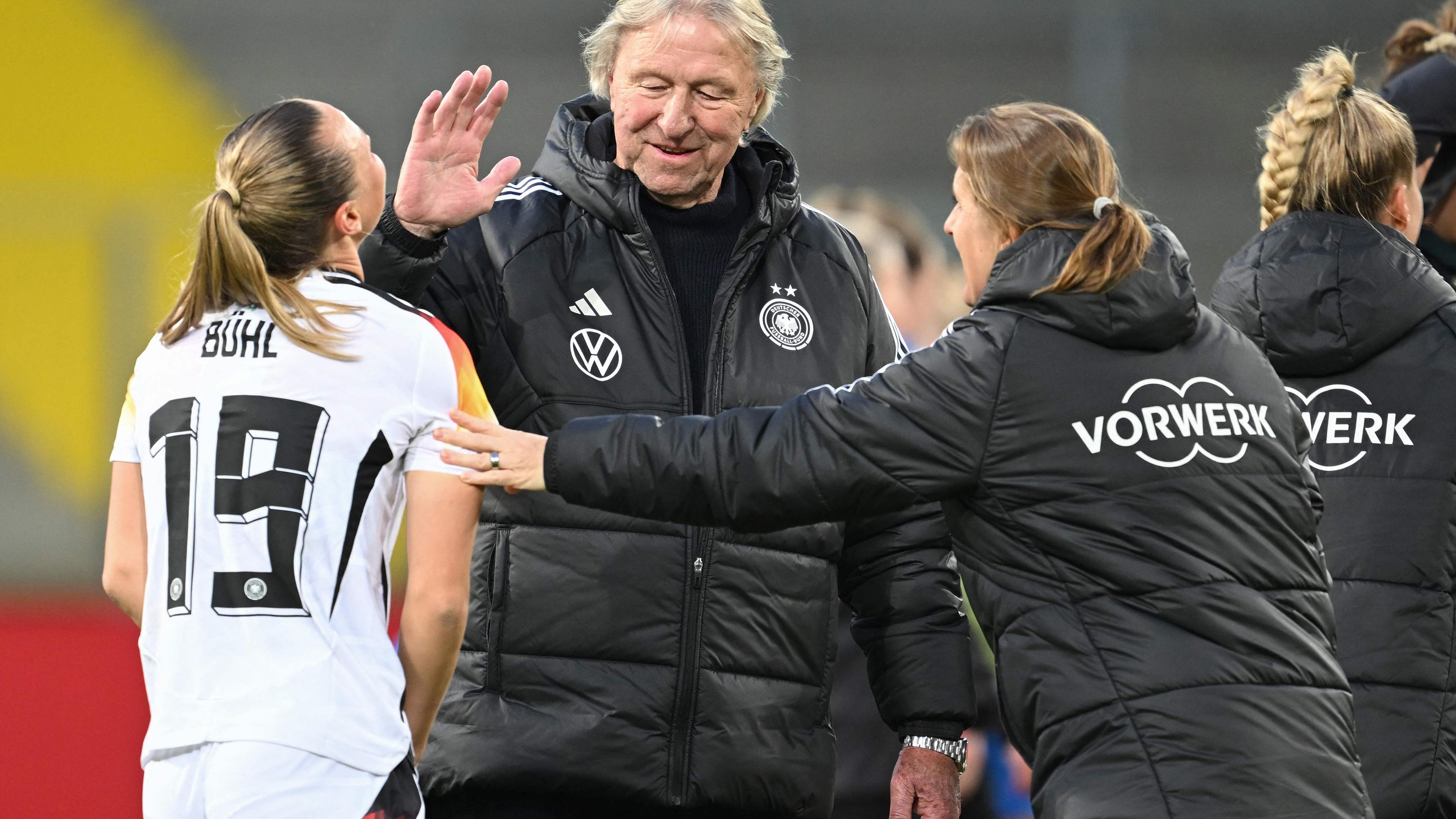 Horst Hrubesch gratuliert Klara Bühl nach dem EM-Qualifikationsspiel gegen Island.