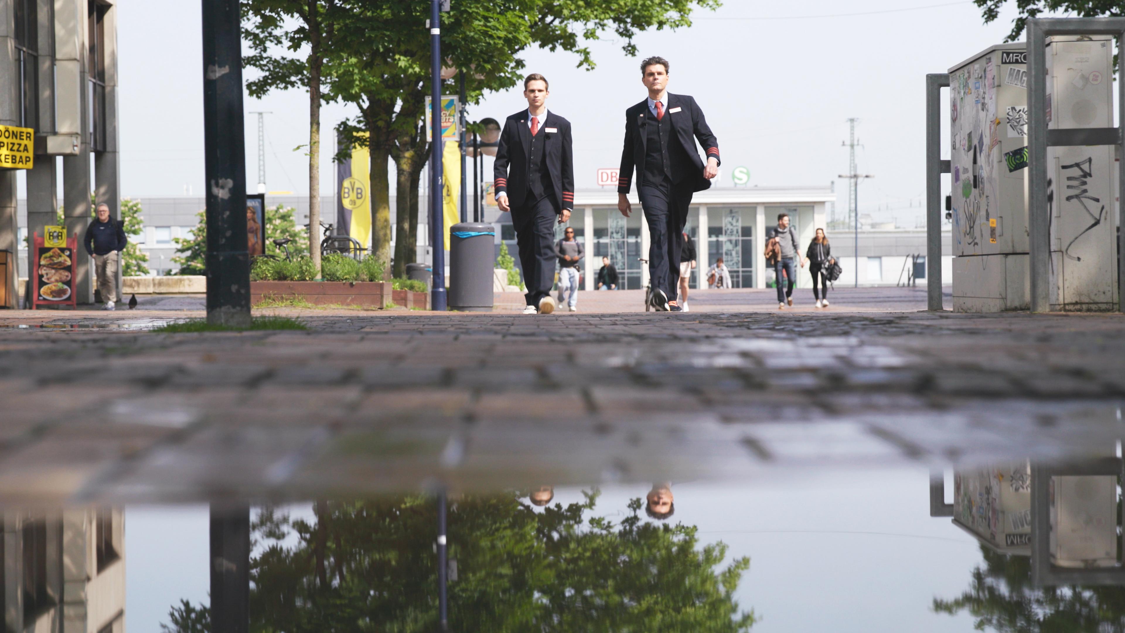 Reisende soll man aufhalten! Die heute-show-Reporter Lutz van der Horst und Fabian Köster