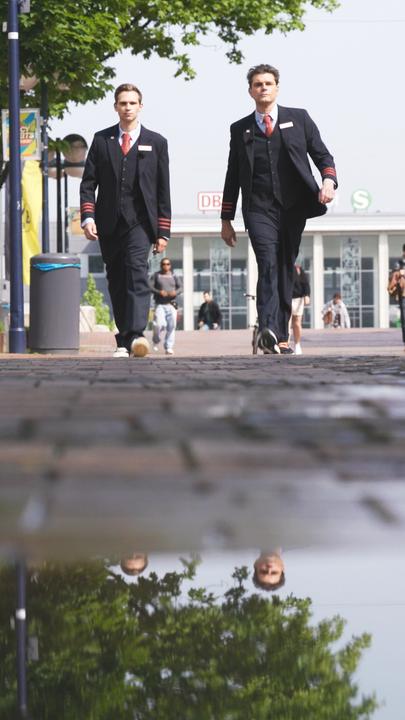 Reisende soll man aufhalten! Die heute-show-Reporter Lutz van der Horst und Fabian Köster