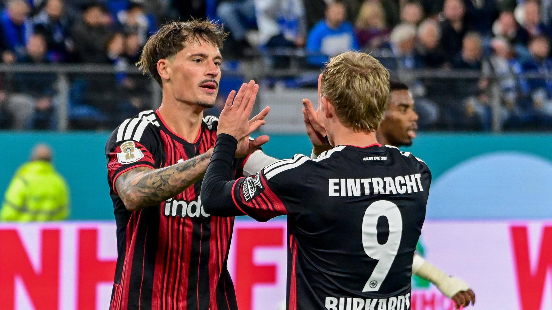 DFB-Pokal: Hamburg - Frankfurt, Robin Koch und Jonathan Burkardt klatschen sich ab.