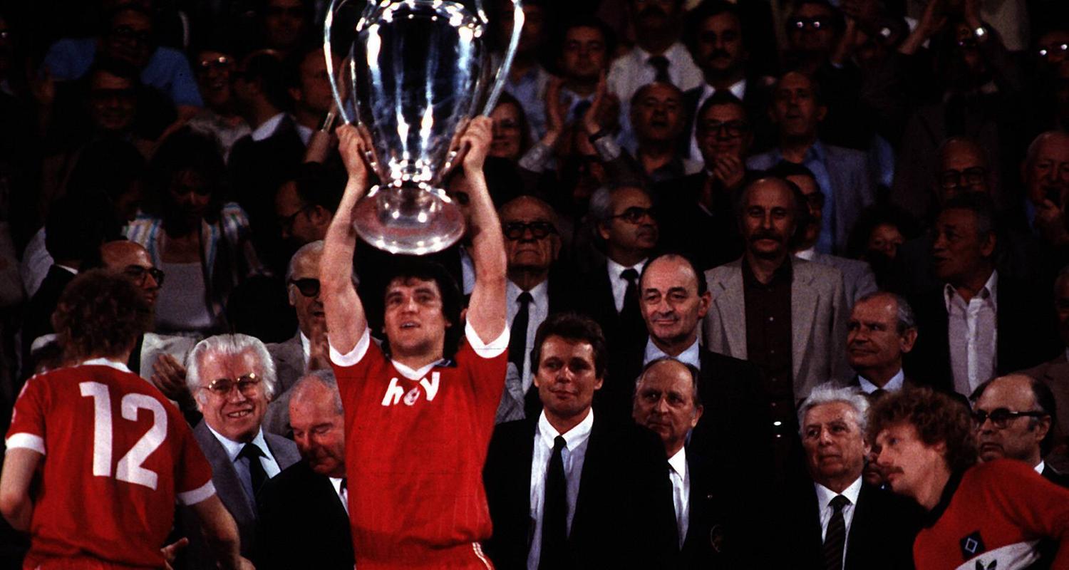 Match-Winner Felix Magath präsentiert stolz die Trophäe (1983 in Athen).