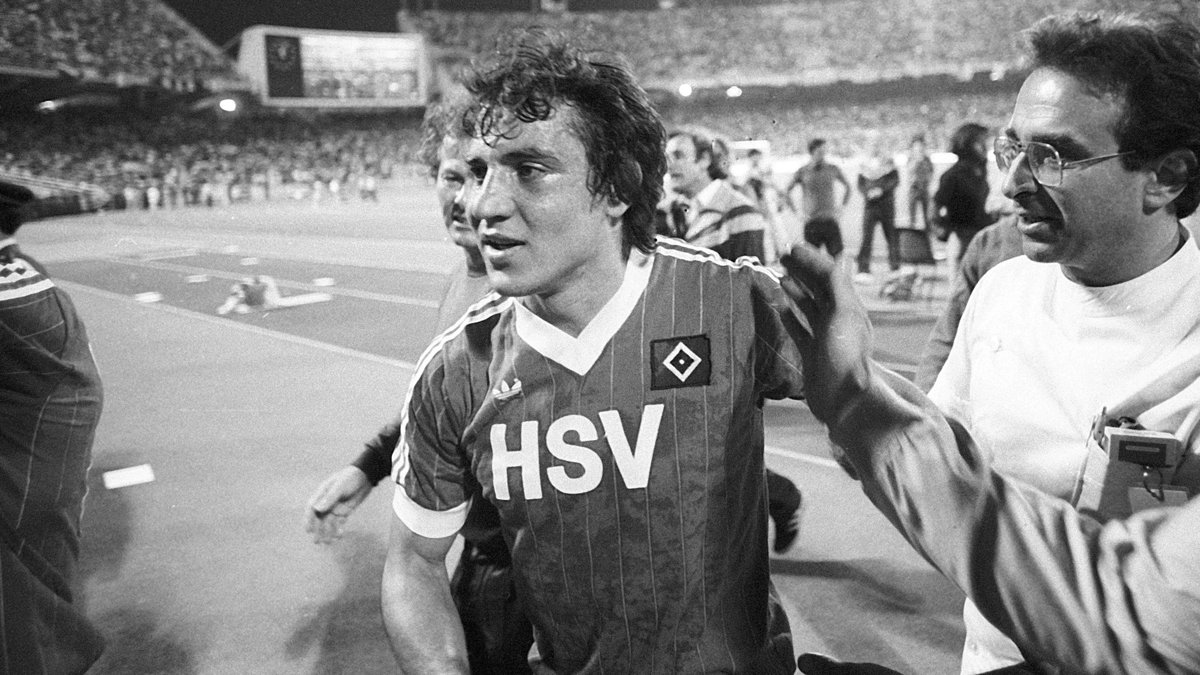Felix Magath (Hamburger SV, li.) feiert den Europapokalsieg der Landesmeister 1983.
