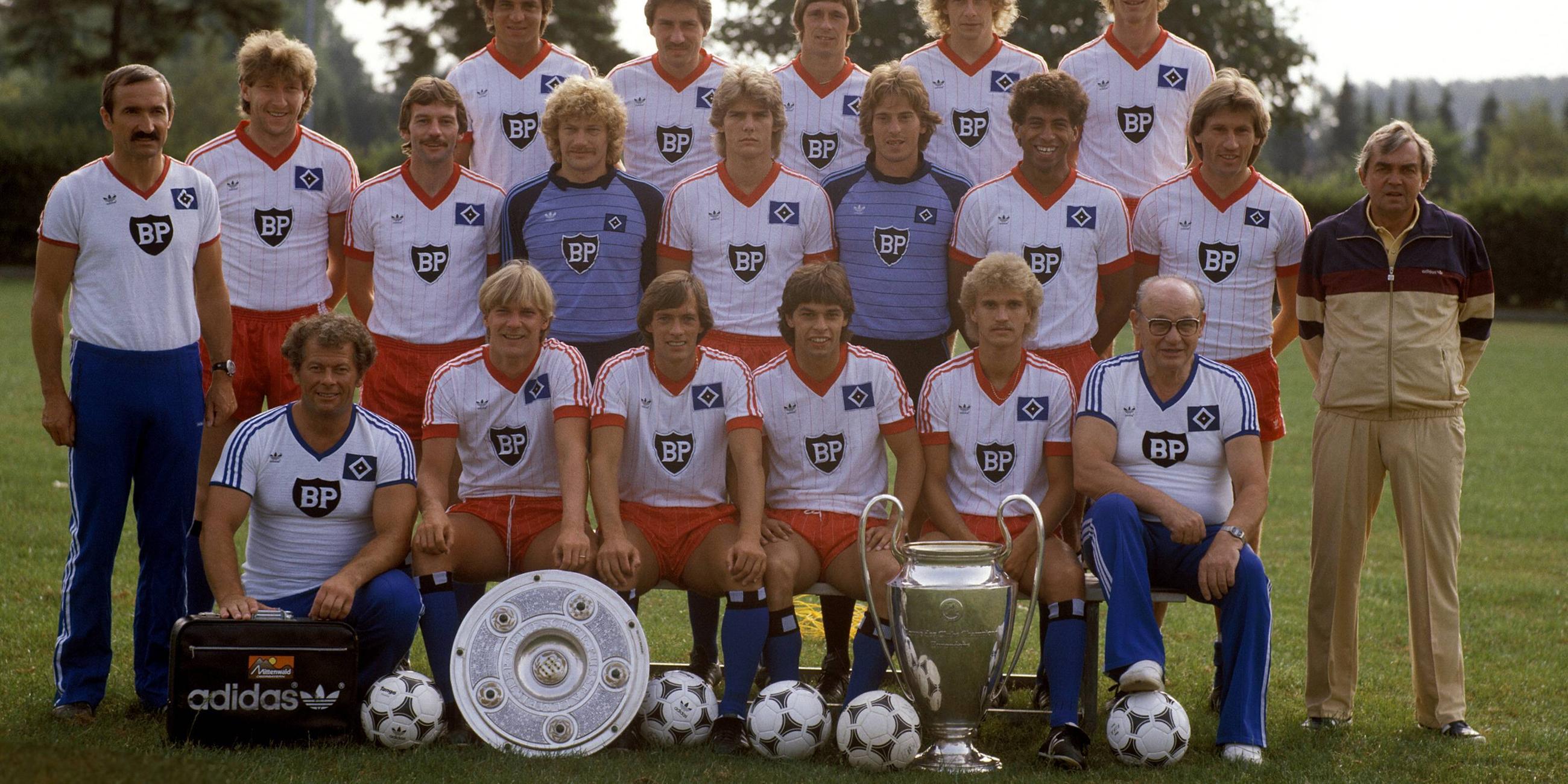 Die Mannschaft des Hamburger SV posiert 1983 mit der Meisterschale und dem Europapokal der Landesmeister.