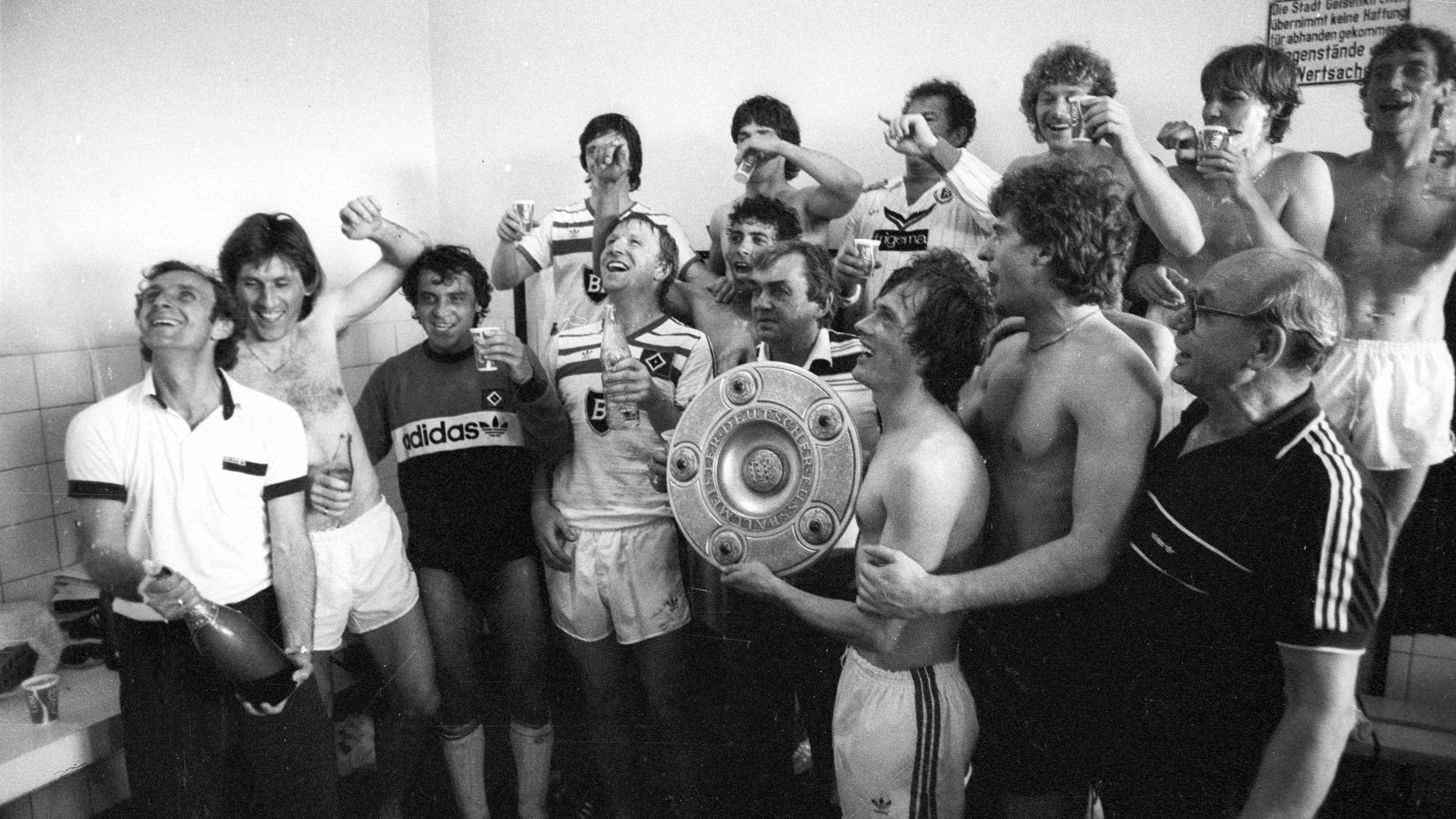 Die Mannschaft des Hamburger SV feiert den Meistertitel der Saison 1982/83.