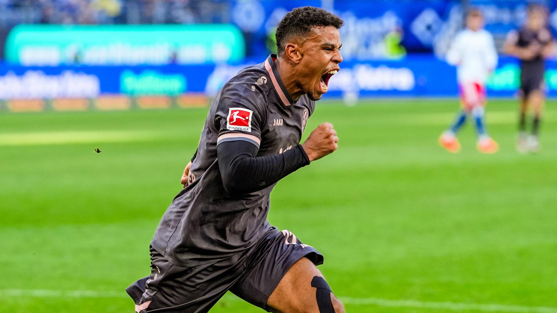 Der Mainzer Mittelstürmer Ransford Königsdörffer jubelt nach seinem Treffer zum 5:0 in der Bundesligapartie gegen den Hamburger SV