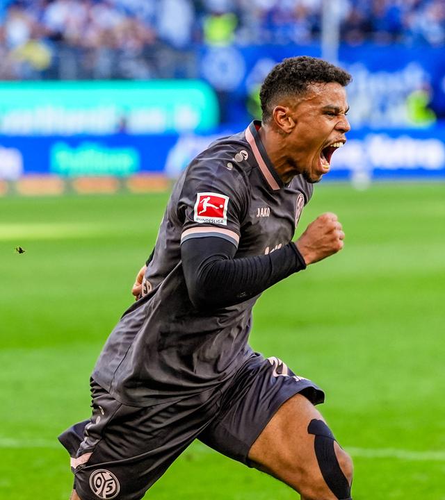 Der Mainzer Mittelstürmer Ransford Königsdörffer jubelt nach seinem Treffer zum 5:0 in der Bundesligapartie gegen den Hamburger SV