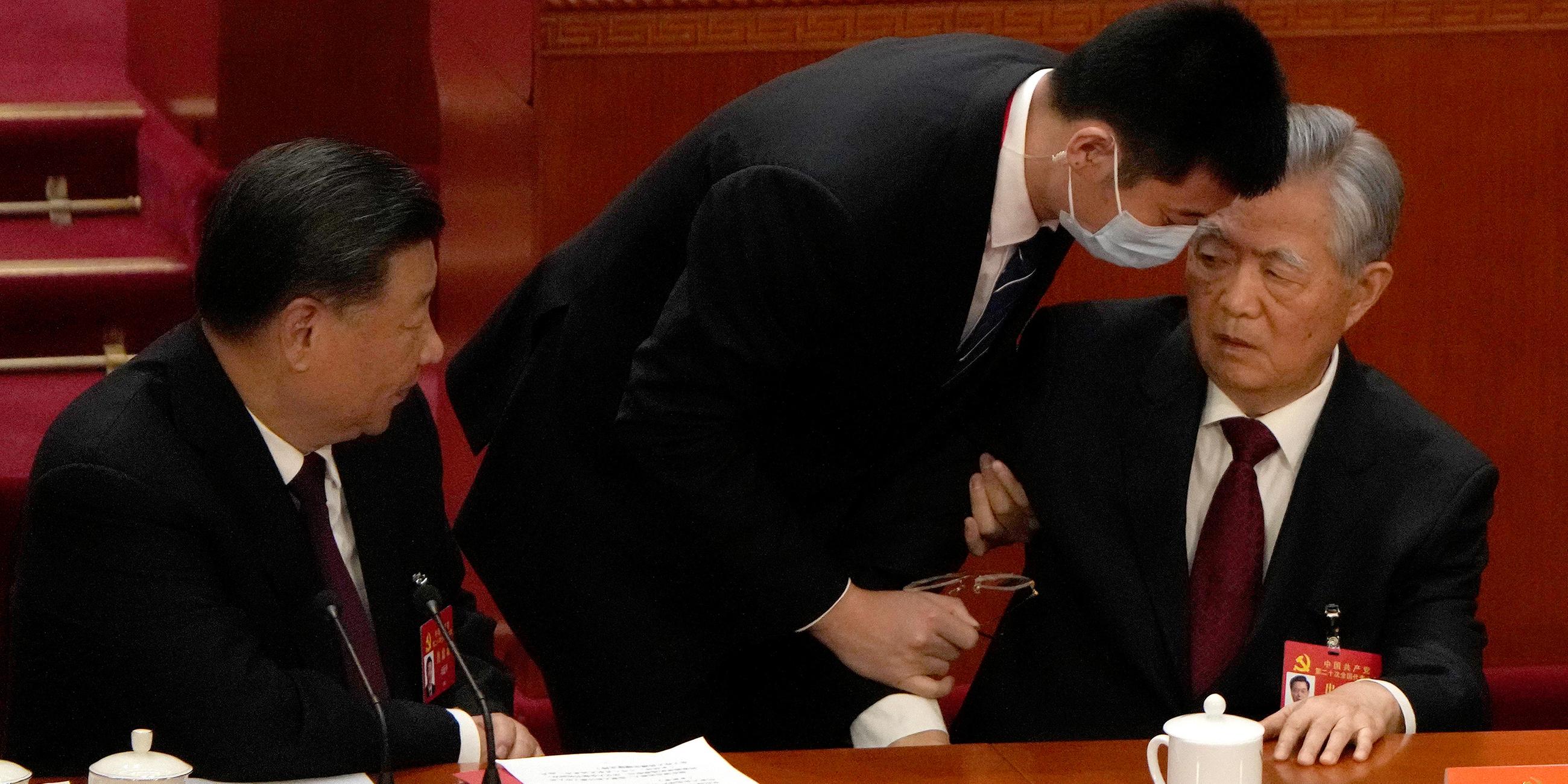 Hu Jintao wird aufgefordert seinen Platz beim Nationalkongress der Chinesischen KP zu verlassen