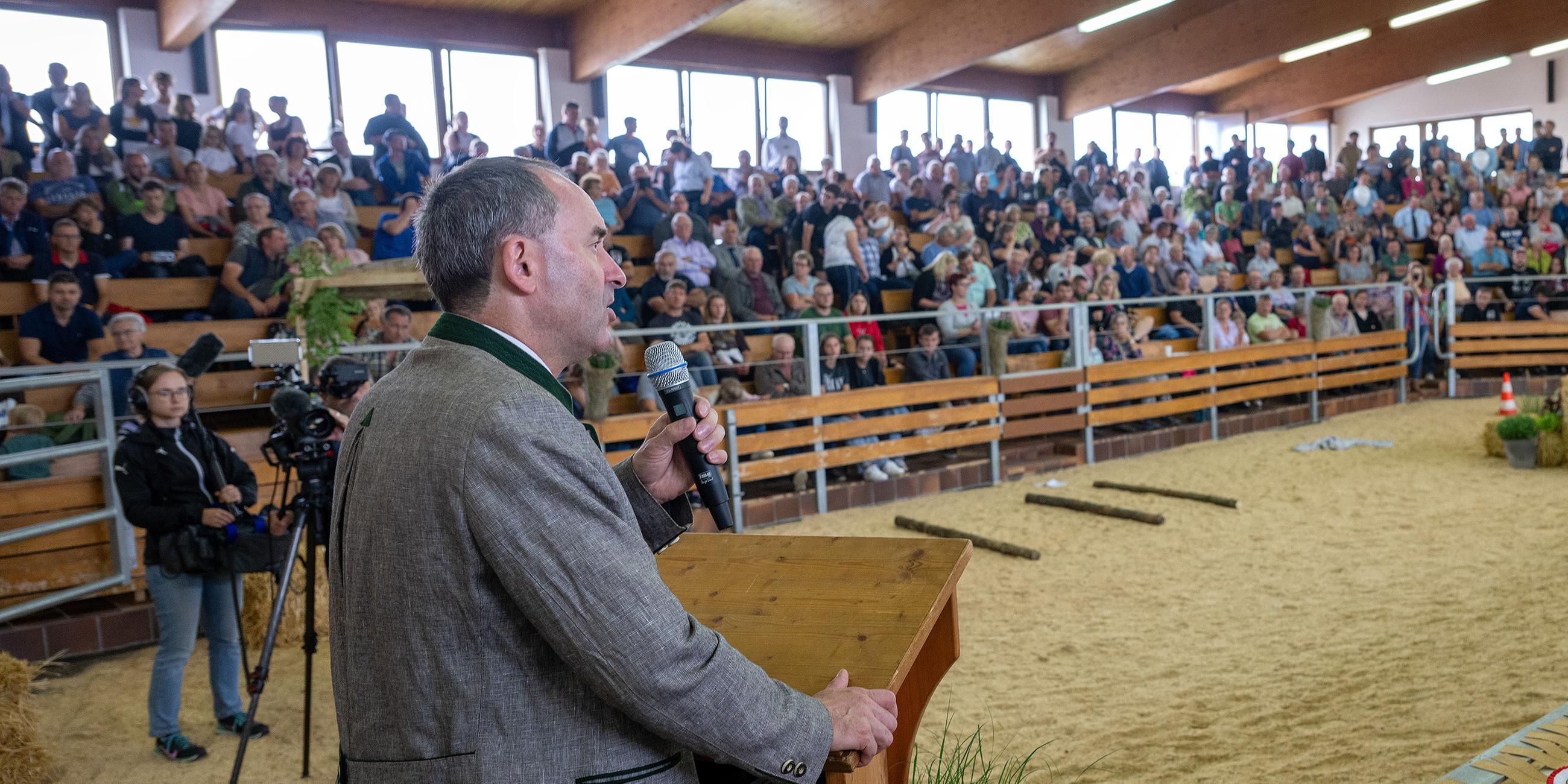 Hubert Aiwanger ist Gast beim Rinderzuchtverband Franken