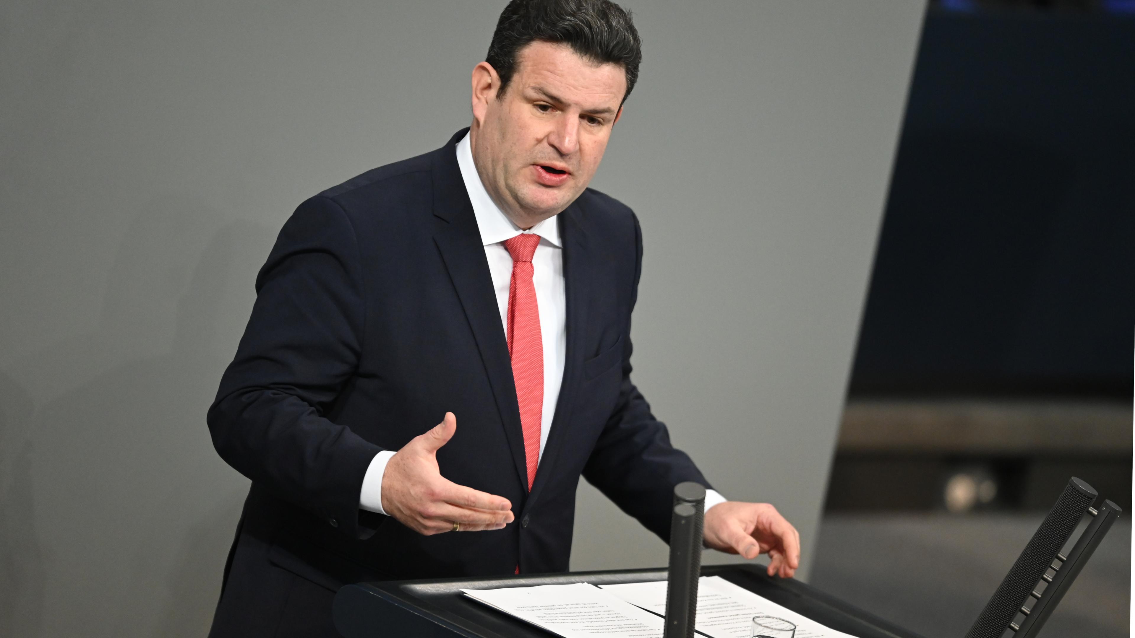 Arbeitsminister Hubertus Heil während einer Rede im Bundestag.