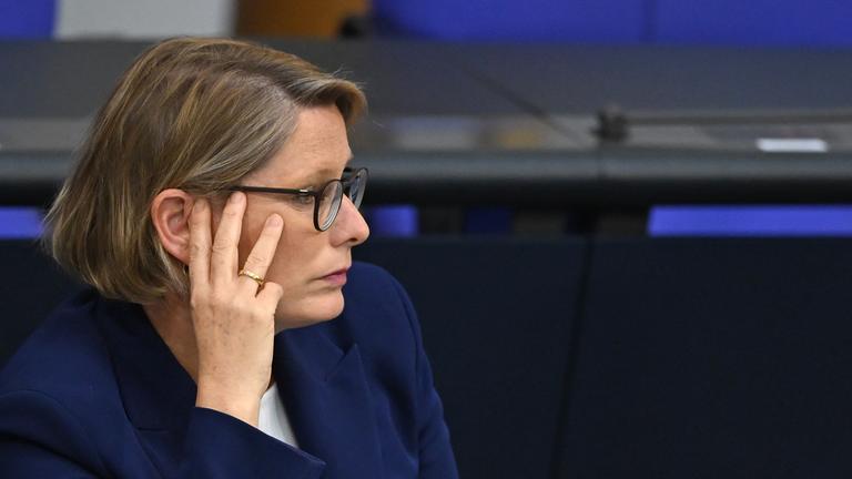 Stefanie Hubig (SPD), Bundesministerin der Justiz und für Verbraucherschutz, sitzt im Bundestag bei den Beratungen zum Bundeshaushalt 2027