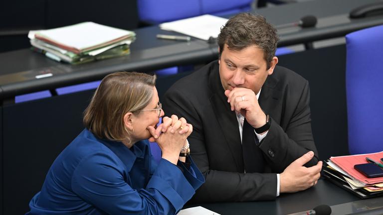  Lars Klingbeil, Bundesminister der Finanzen, spricht mit Stefanie Hubig, Bundesministerin der Justiz und für Verbraucherschutz, während der Sitzung des Bundestags.