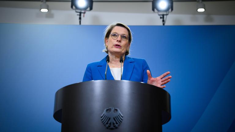 17.04.2026, Berlin: Stefanie Hubig (SPD), Bundesministerin der Justiz und für Verbraucherschutz, äußert sich bei einer Pressekonferenz zu aktuellen Themen, unter anderem zu einem Gesetzentwurf zum besseren Schutz vor «digitaler Gewalt». 