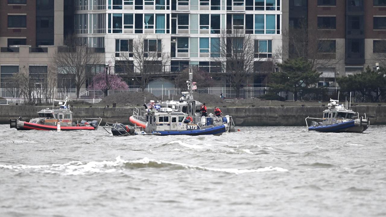 Wreckage⁢ of the‍ helicopter being recovered from the Hudson River.