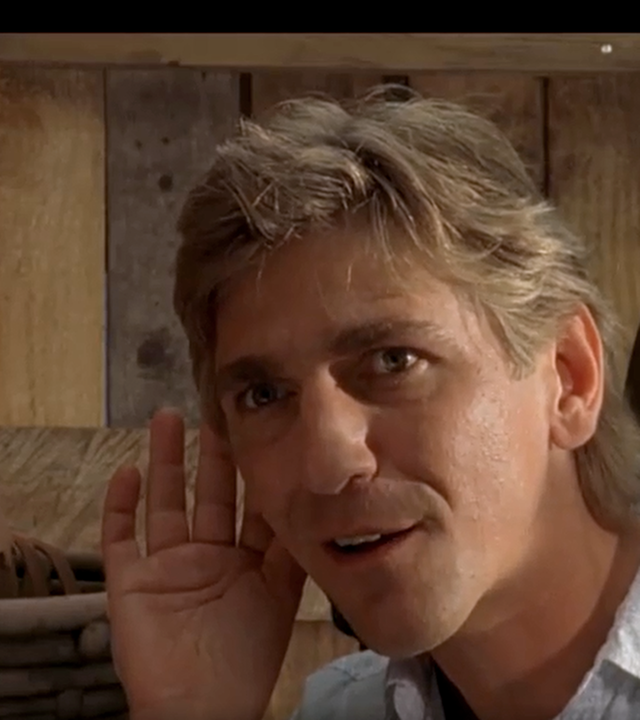 Ein singender Fritz Fuchs und ein Huhn mit Gitarre sind zu sehen.