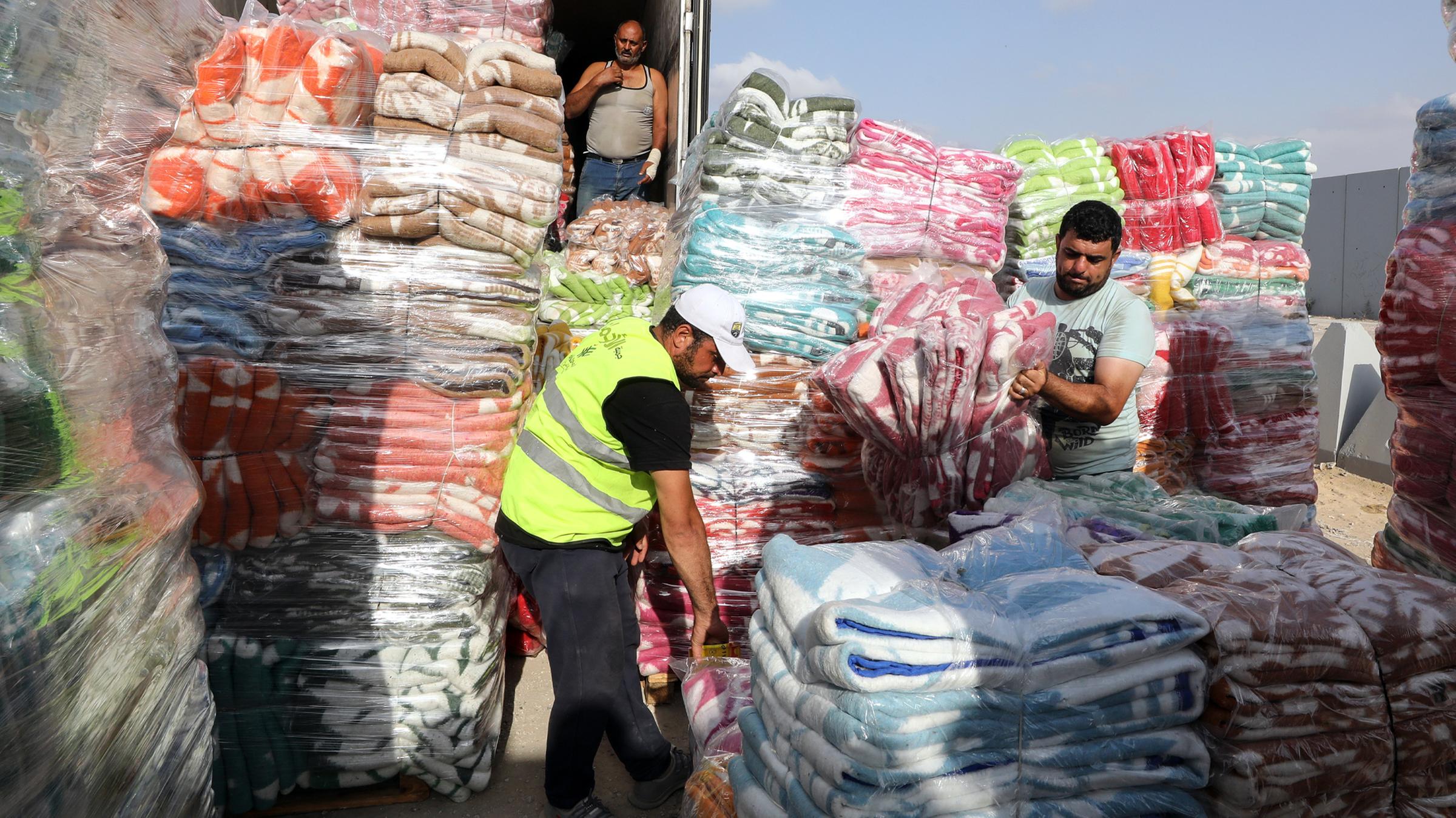 Ägyptische Freiwillige bearbeiten humanitäre Hilfsgüter für die Palästinenser im Gazastreifen am Grenzübergang Rafah, Ägypten. (24.10.2023)