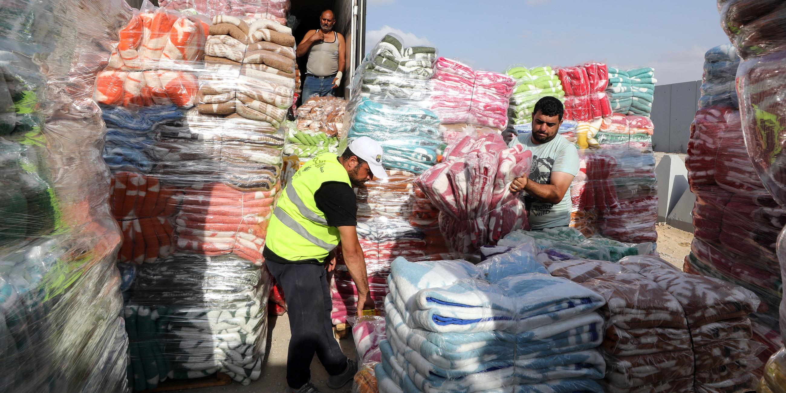 Ägyptische Freiwillige bearbeiten humanitäre Hilfsgüter für die Palästinenser im Gazastreifen am Grenzübergang Rafah, Ägypten. (24.10.2023)