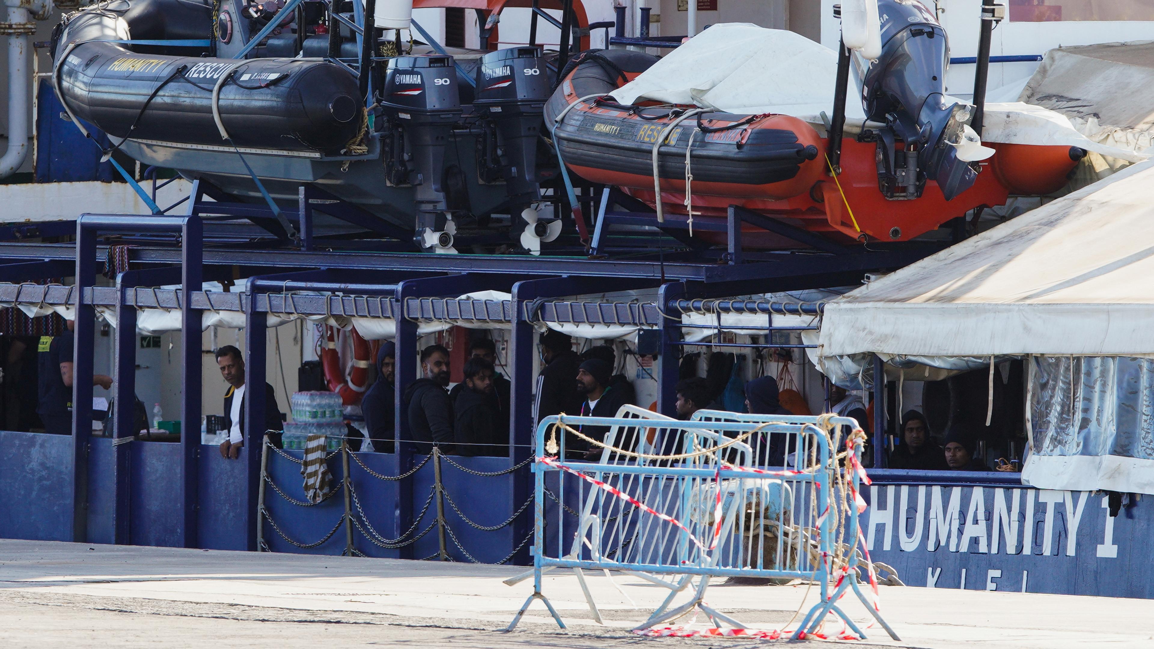Das Seenotrettungsschiff Humanity 1 im Hafen von Catania an Bord viele Flüchtende