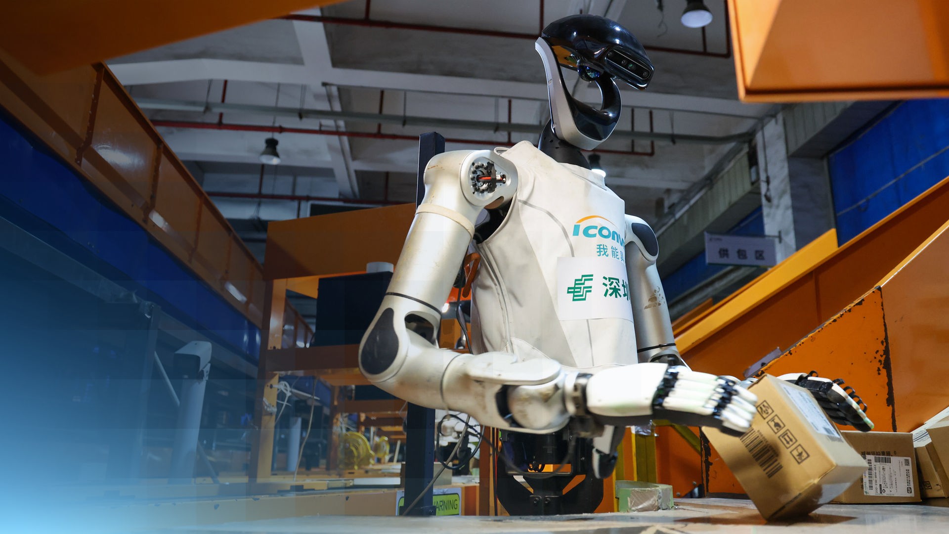 Ein humanoider Roboter verpackt ein Packet und stellt damit potenziell eine Revolution für den Arbeitsmarkt dar
