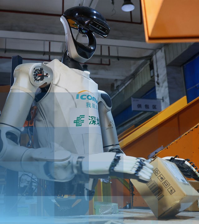 Ein humanoider Roboter verpackt ein Packet und stellt damit potenziell eine Revolution für den Arbeitsmarkt dar