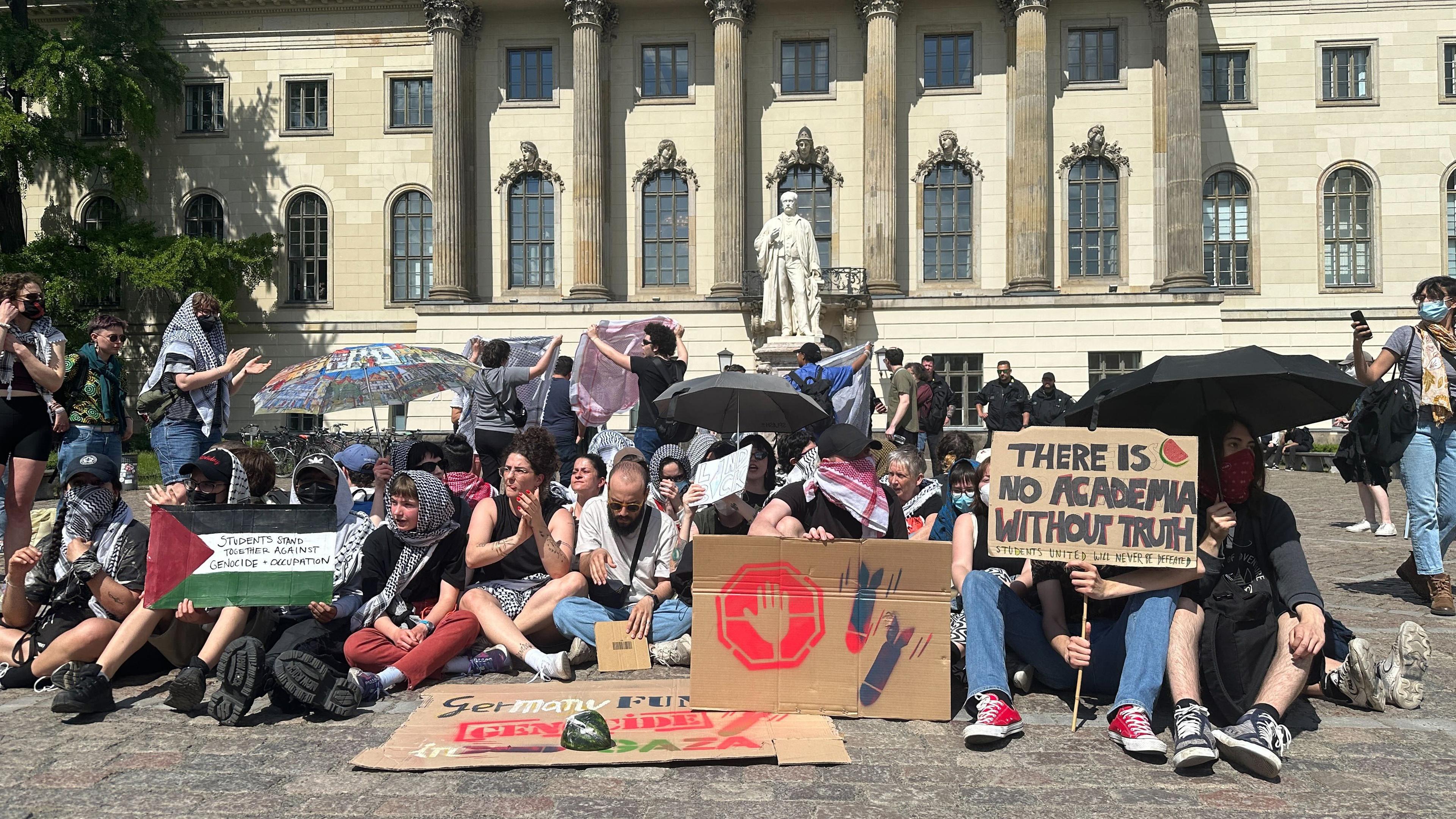Menschen protestieren auf dem Gelände der Humboldt-Universität Berlin gegen den Krieg im Gazastreifen.