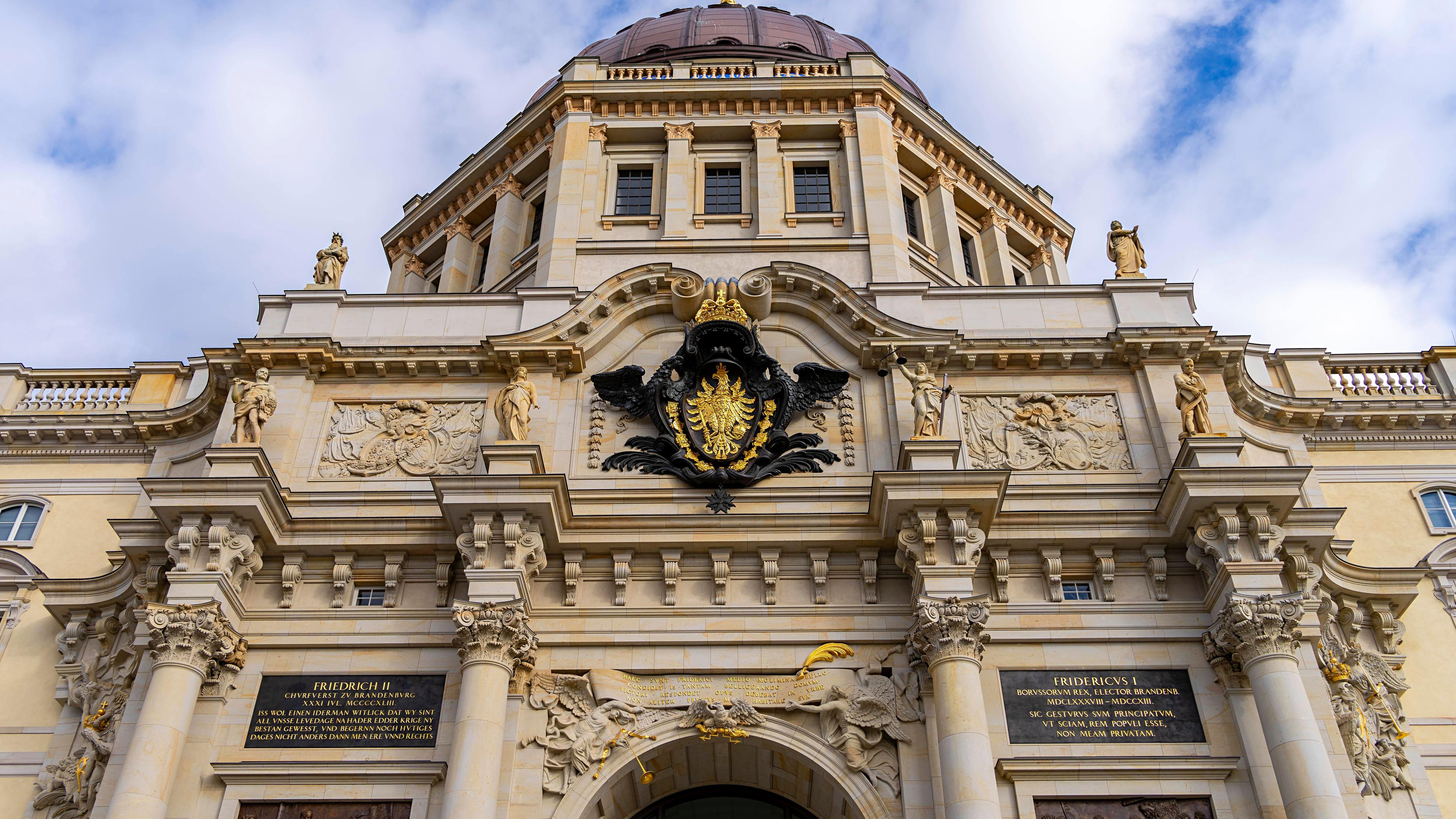 Wappen über dem Eingang des Stadtschlosses in Berlin (Humboldtforum)