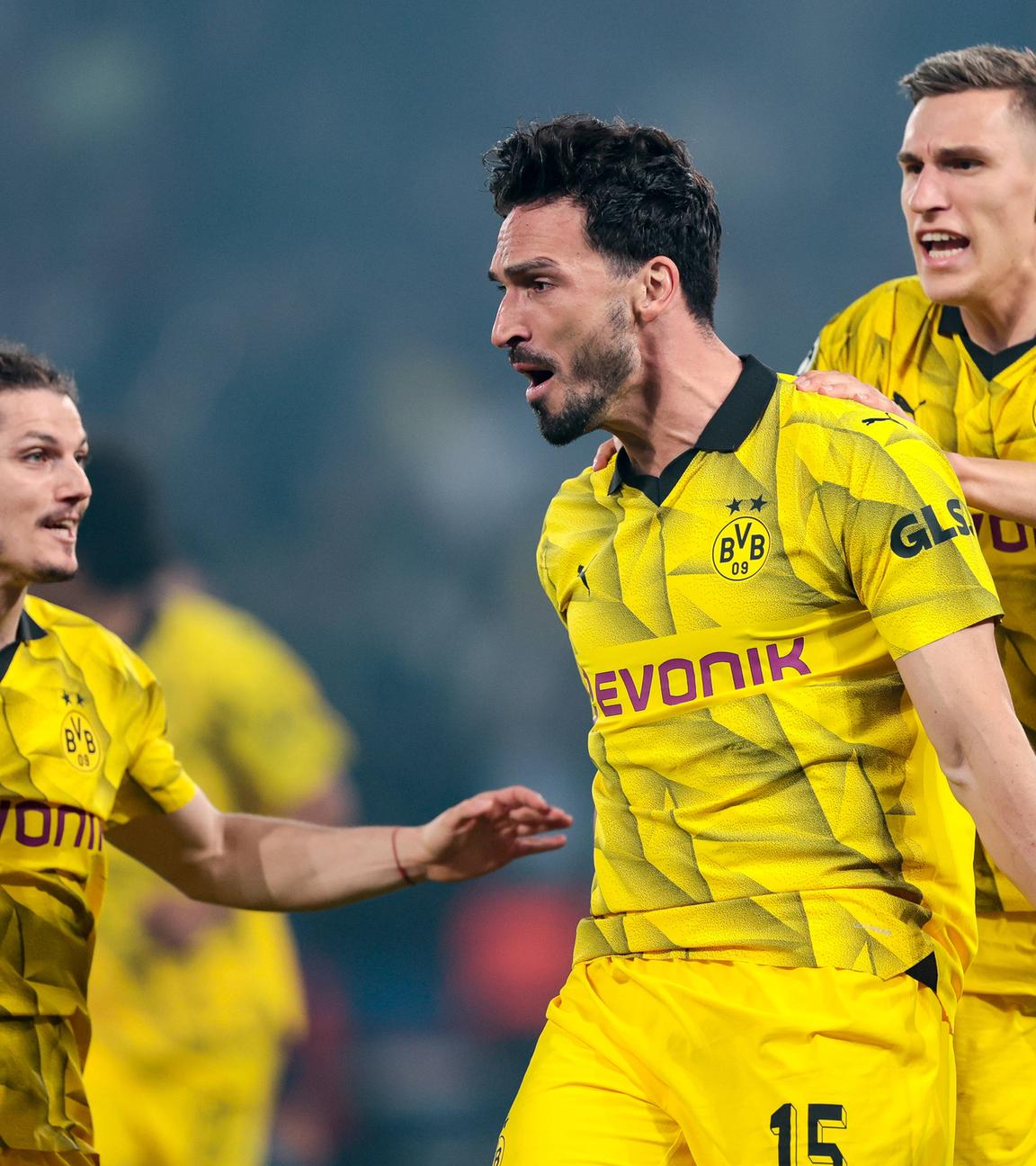 07.05.2024, ChampionsLeague, Halbfinal-Rückspiel Paris Saint-Germain - Borussia Dortmund: Marcel Sabitzer (links) und Nico Schlotterbeck (rechts) feiern Mats Hummels für sein Tor zum 1:0.