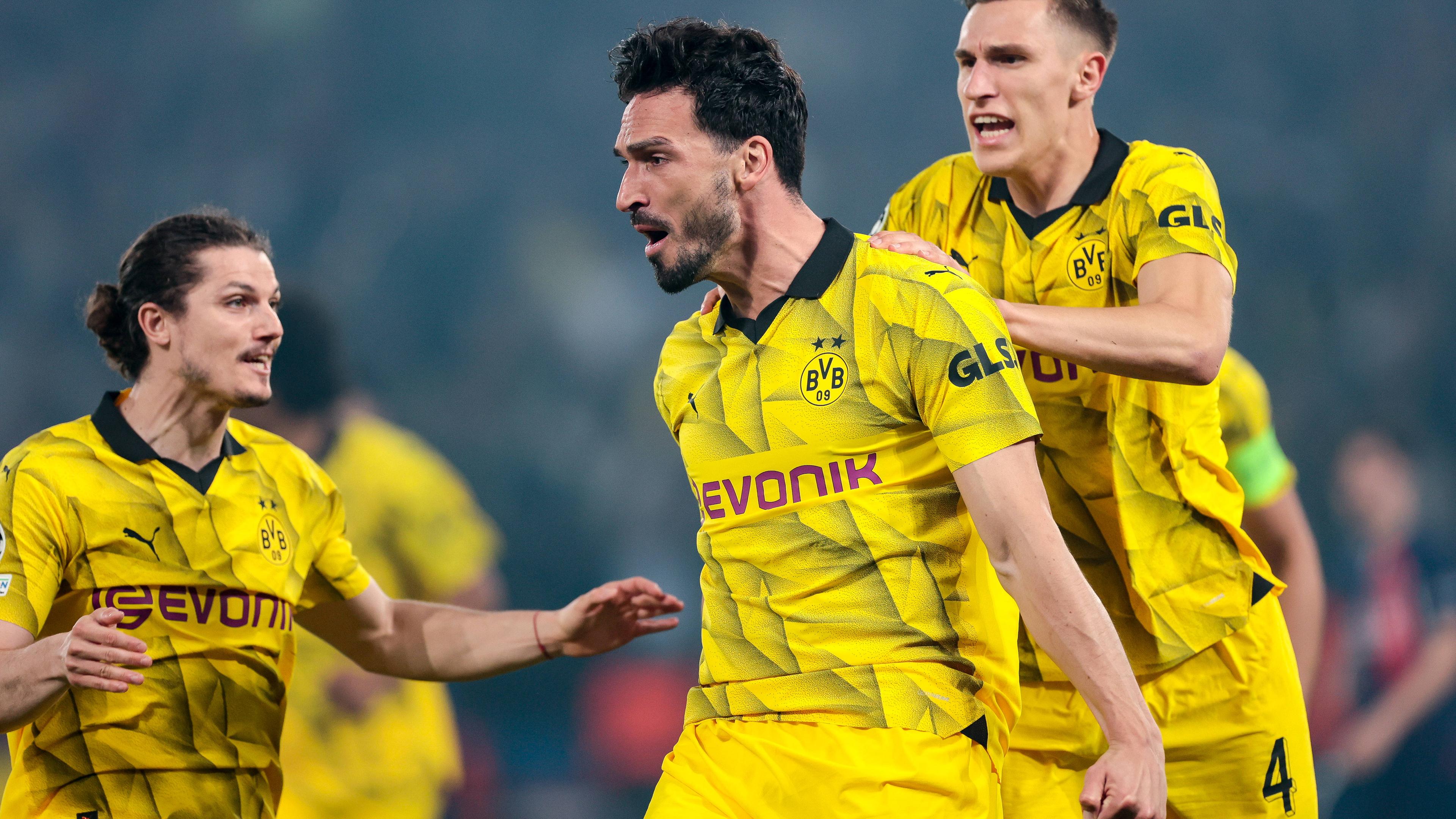 07.05.2024, ChampionsLeague, Halbfinal-Rückspiel Paris Saint-Germain - Borussia Dortmund: Marcel Sabitzer (links) und Nico Schlotterbeck (rechts) feiern Mats Hummels für sein Tor zum 1:0.