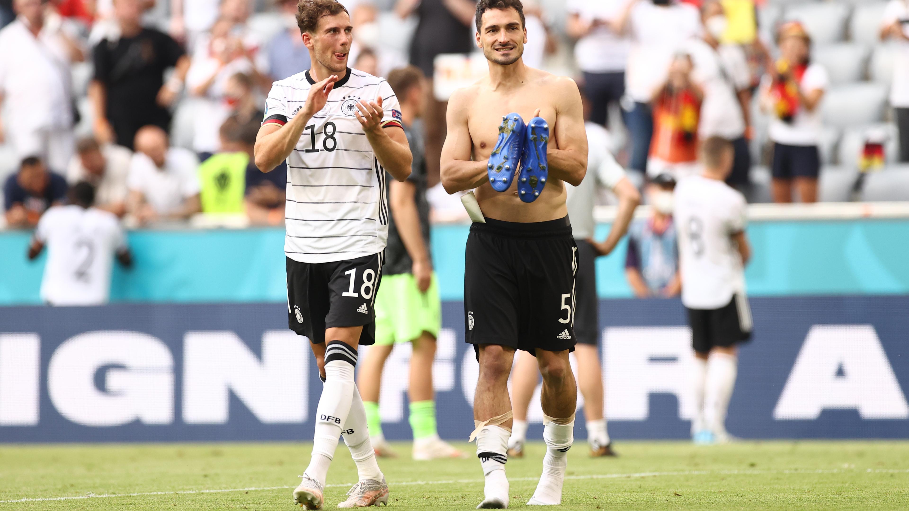 Fußball-EM 2021, Portugal - Deutschland: Leon Goretzka und Mats Hummels (r.) klatschen nach der Partie in die Hände.