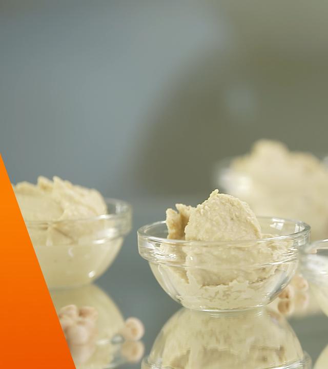 Hummus in kleinen Schälchen abgefüllt